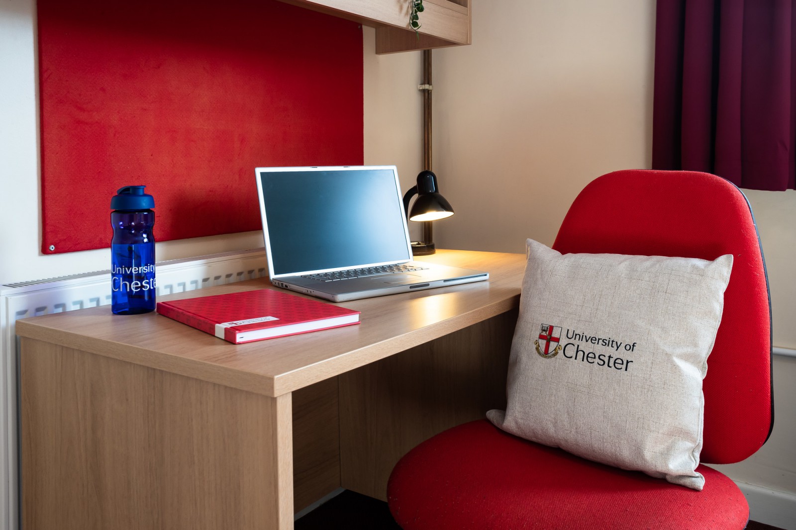 Hayes Park bedroom desk area