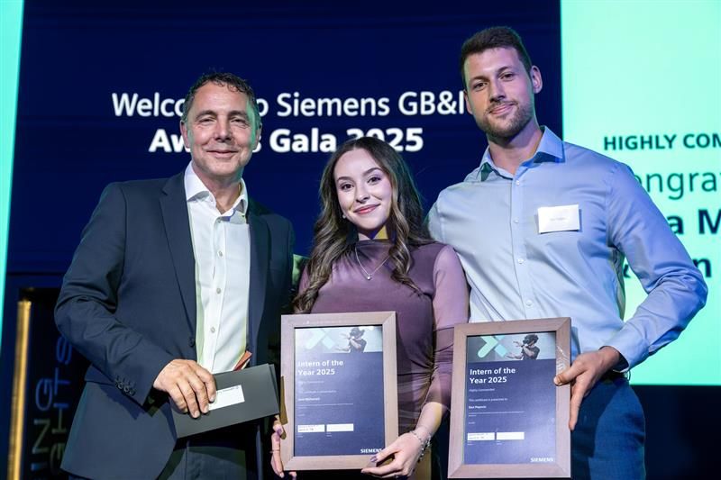 Jana Mohamed standing between two other people at the Siemens Awards Gala 2025
