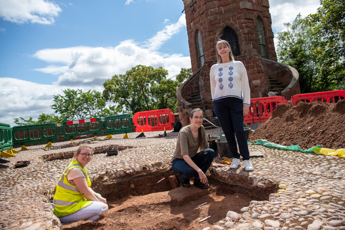 people at an archaeological dig