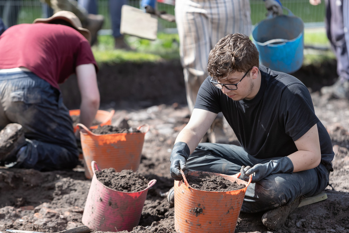 People carrying out an archaeological dig