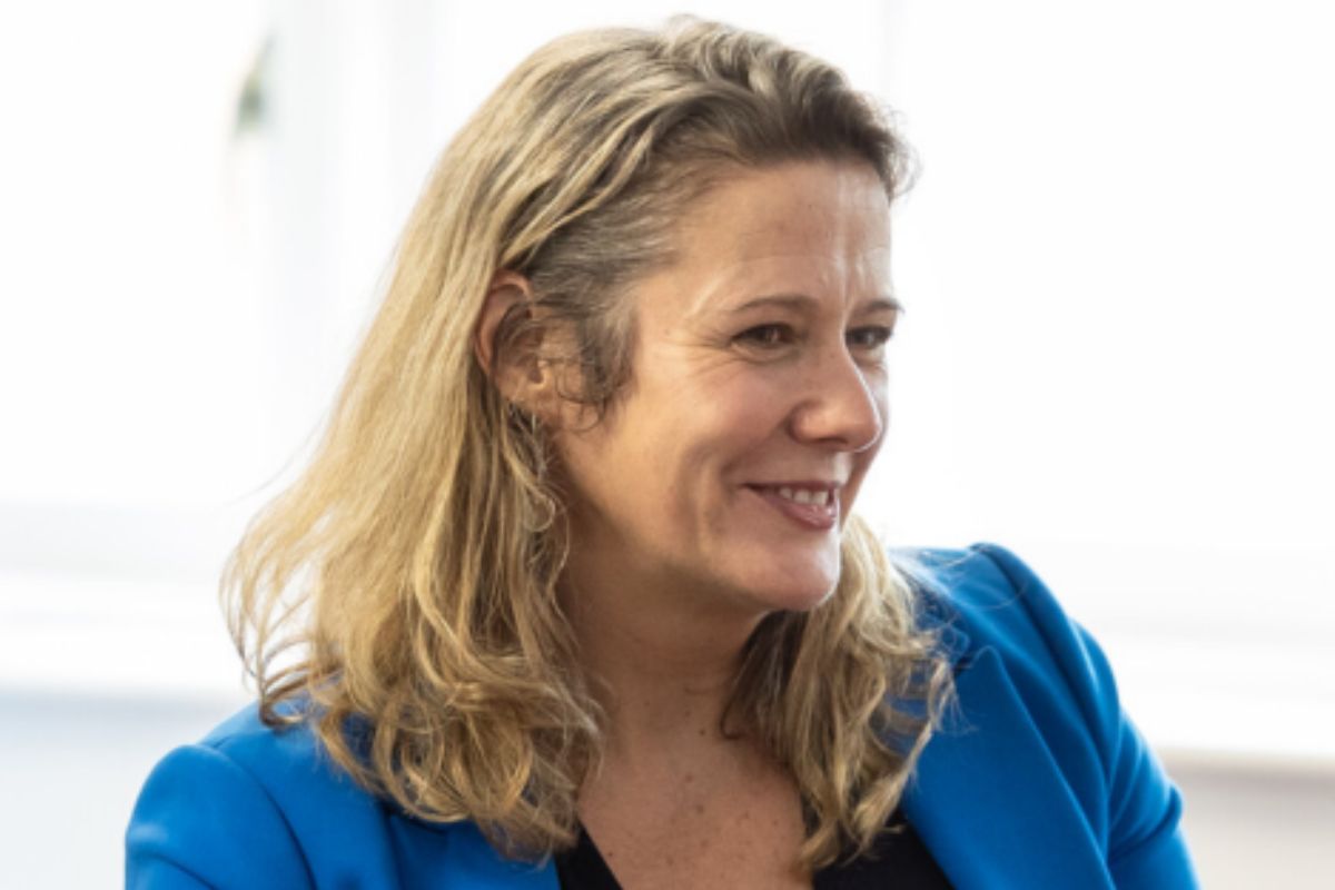 Headshot photo of Dr Dawn Llewellyn.