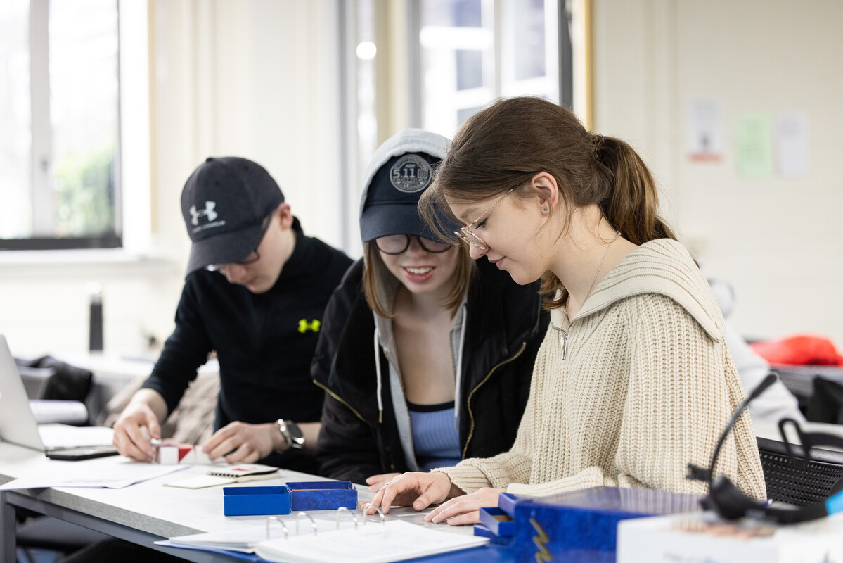 Psychology Student working together during a equipemt demo